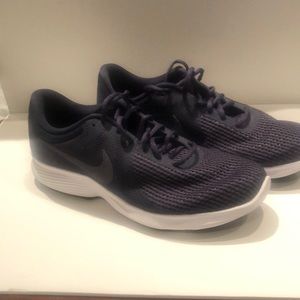 Men’s Nike shoes never worn